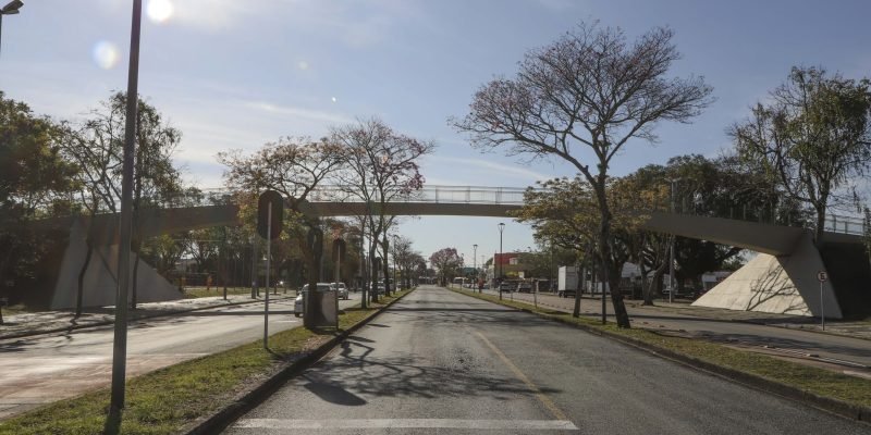 Revitalização da passarela que dá passagem segura aos pedestres que desejam cruzar a Avenida Marechal Floriano Peixoto - Hauer. Curitiba, 22/07/2020. Foto: Hully Paiva/SMCS